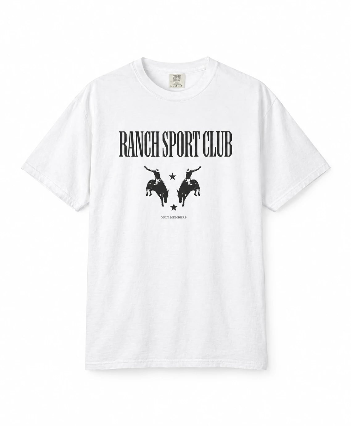 Cowboy Tee blanca — delantera con el gráfico Ranch Sport Club