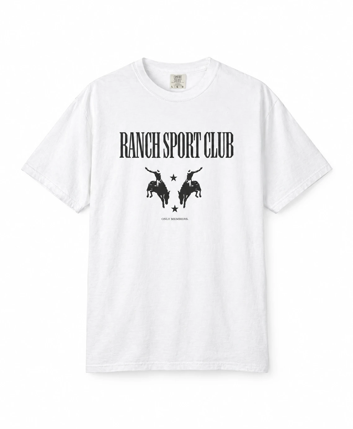 Cowboy Tee blanca — delantera con el gráfico Ranch Sport Club